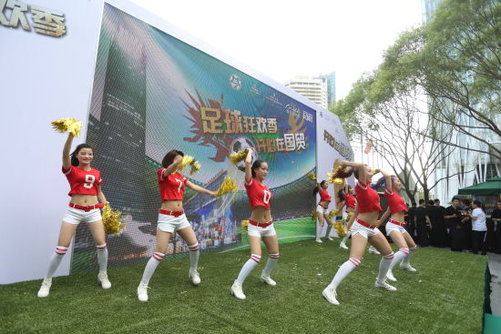 足球宝贝们在国贸商城迷你世界杯开幕式上热情舞动