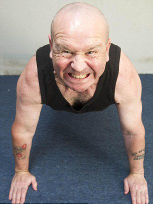 英国前伞兵每日单臂做俯卧撑4000次挑战耐力