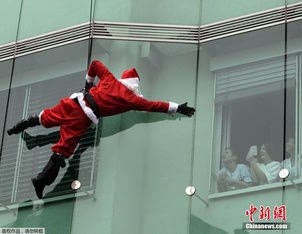 天降奇兵:特警扮圣诞老人看望生病孩童