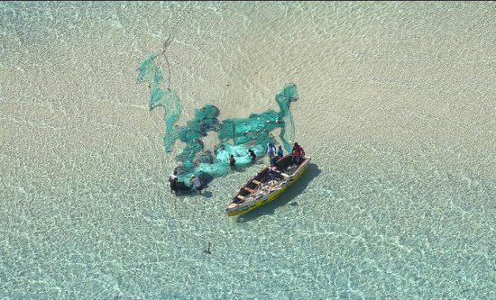 在空中拍摄的莫桑比克当地的渔民。这幅画面，勾勒出一片虚幻的田园风光。蔚蓝色的印度洋犹如天空一般，可对有些人来说，那却是残酷的地狱。