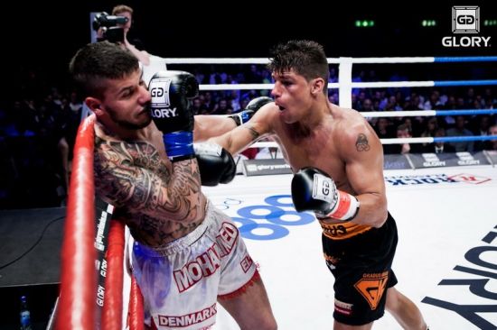 图六图六:面对克劳斯杀伤力惊人,曾令多位强者饮恨拳台的铁拳重击