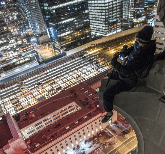 意大利摄影师抓拍城市夜景下惊险高空跑酷