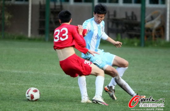 图文-湖南湘涛热身赛董方卓登场 湘涛队员积极上抢