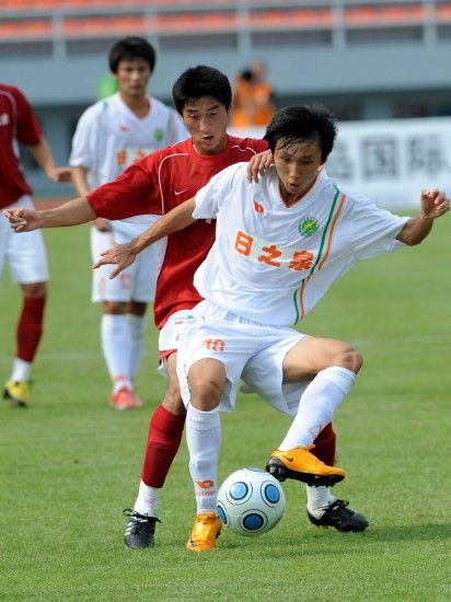 图文全运会男足14决赛广东胜北京潘佳遭遇贴身