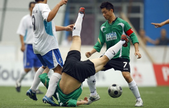 图文-"草根"足球各赛区精彩回顾 于飞头超下着地