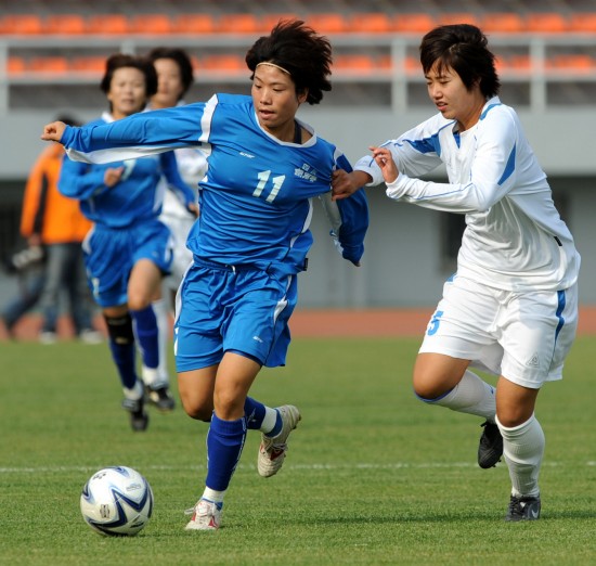 图文全运女足成年组山东胜四川车静带球突破