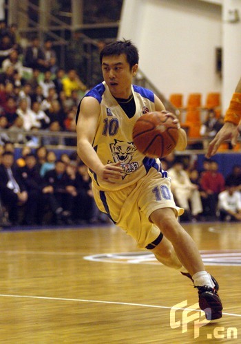 图文cba第31轮东莞vs广厦张喆外线组织进攻