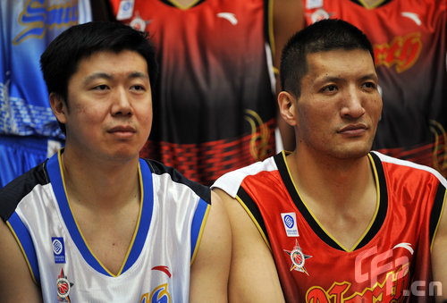 图文-cba全明星球员拍宣传照花絮 大郅大巴并排坐