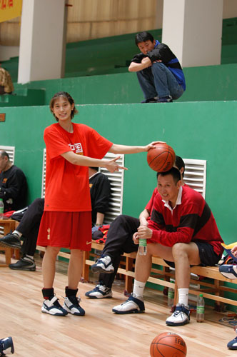 图文-隋菲菲私房可爱照 球场打"坏蛋"_篮球-女篮_nike新浪竞技风暴