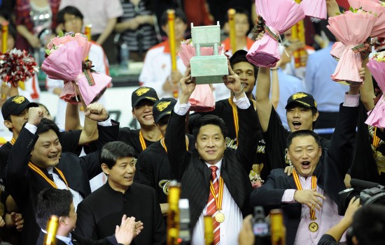 图文广东胜新疆7年6夺cba总冠军李春江高举奖杯