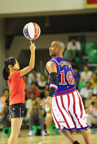 图文-美哈林篮球队中国表演赛 队员教当地女孩颠球