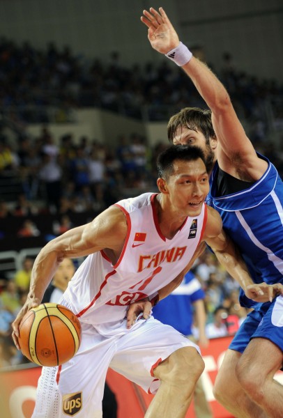 图文中国男篮7966冰岛易建联比赛中进攻