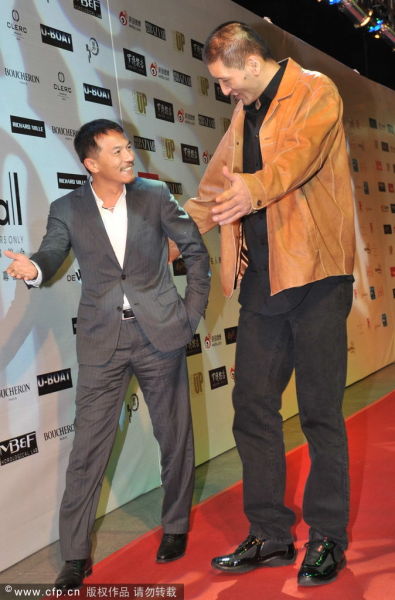 图文巴特尔与成龙孙红雷打台球巴特尔十分谦让