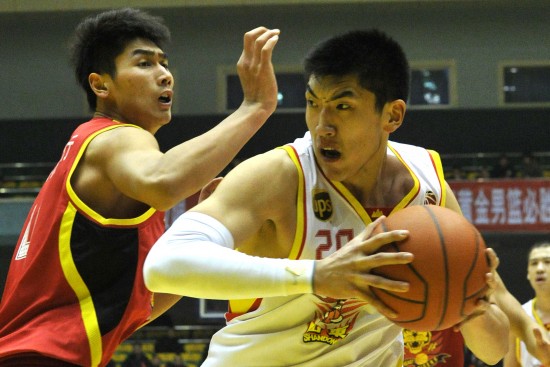 图文-山东100-99吉林 陶汉林篮下突破准备上篮