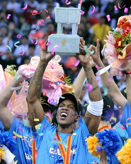 图文-[cba]北京4-1胜广东首夺总冠军 马布里高举奖杯