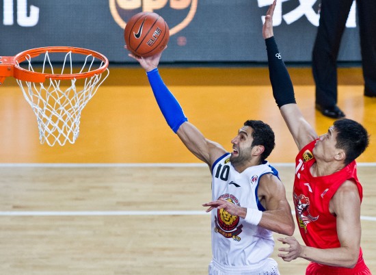 怎么上篮防止被切球 1355061914_Dxnq7s.jpg