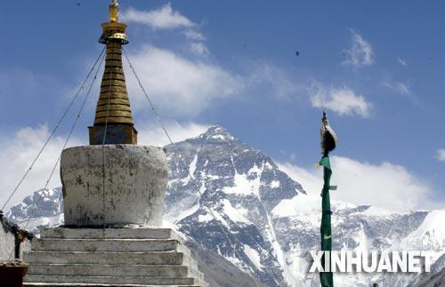 图为珠峰脚下绒布寺里的白塔.(摄于4月30日)新华社记者 格桑达瓦 摄