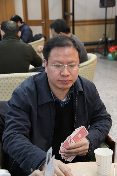 国土资源部部长办主任夏俊参加第三届鸡鸣山杯扑克赛 记者 张世辉 摄