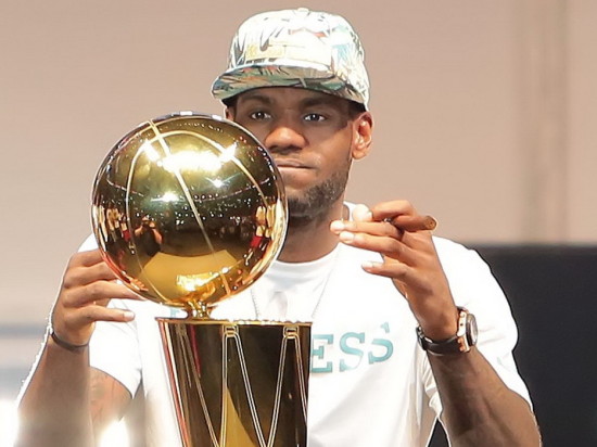 勒布朗 詹姆斯捧起今年的 mvp 奖杯.