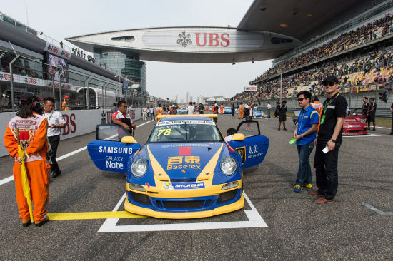 上海国际赛车场,百泰车队等待发车.