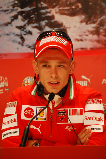 梅兰德里和07赛季motogp车手总冠军斯通纳到场