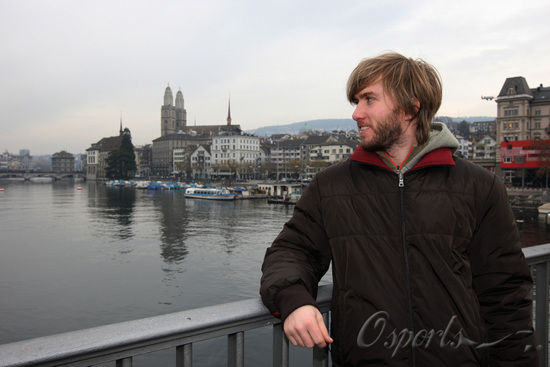 新浪体育讯 近日,宝马-索伯f1车队德国车手尼克-海德菲尔德新拍摄了一