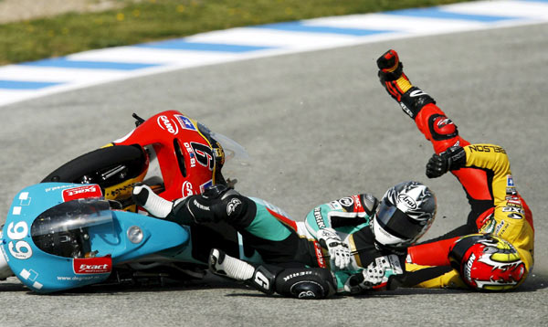 图文-motogp西班牙站正式比赛 韦伯与奥利弗相撞摔倒
