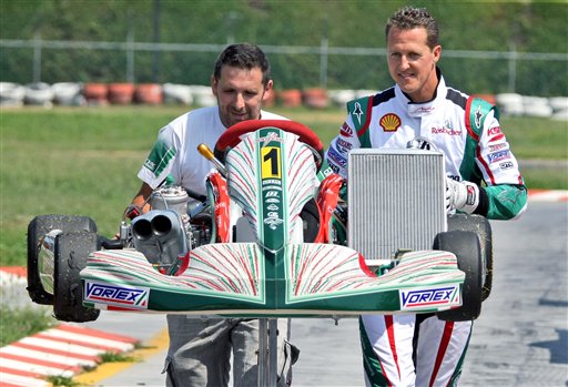 图文-舒马赫驾驶卡丁车备战 舒马赫与托尼技师交谈