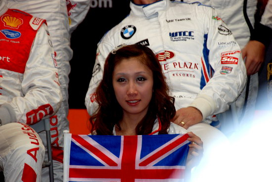 图文roc争霸赛赛前发布会举着英国国旗的美女