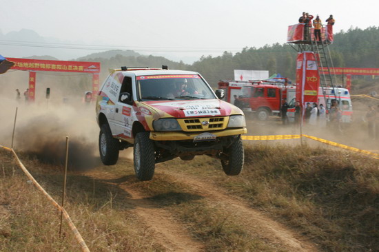 图文-场地越野coc阳山站决赛 陆风赛车飞跃障碍
