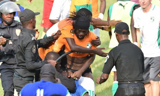 骚乱中热鸟的短裤被扒下