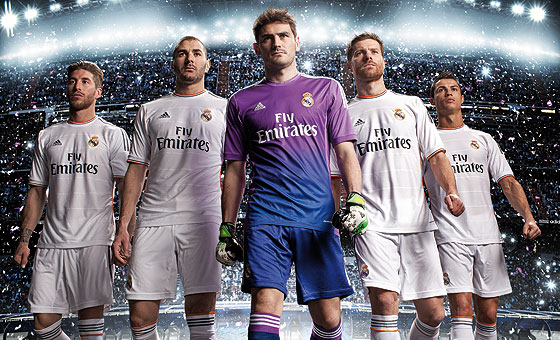 高清-皇马新赛季主场球衣细节及宣传画像