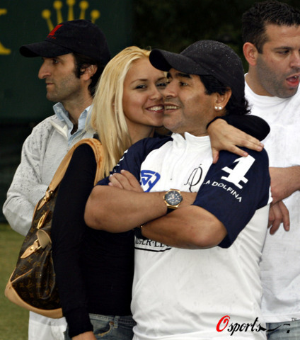 图文-马拉多纳与女友共赏马球 球王果然有坚强实力