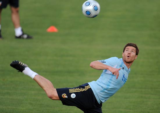 图文-[世预赛]西班牙国家队备战 阿隆索蝎子摆尾