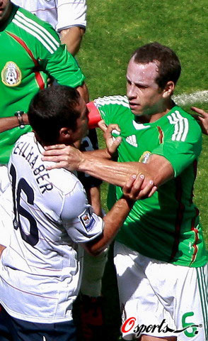 图文-[世预赛]墨西哥2-1美国 墨西哥队长上演锁喉功