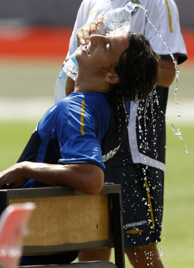 图文-伊布随瑞典备战世界杯预选赛 伊布酷热难耐