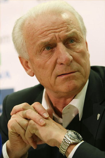 图文特拉帕托尼媒体面前发飙老帅满脸都是愤怒