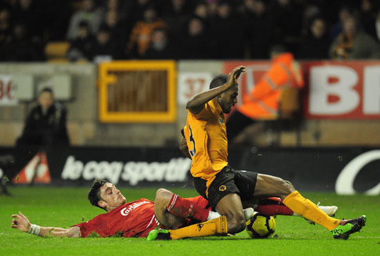 图文-[英超]狼队vs利物浦 列拉不惜犯规飞铲祖巴尔