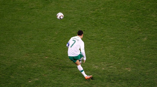 6月29日,葡萄牙队球员克-罗纳尔多在比赛中射门.