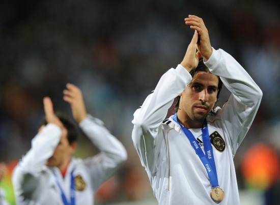 图文季军战乌拉圭23德国赫迪拉向观众致意