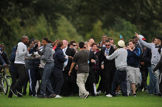 图文梅西伦敦出席阿迪特卖会走下飞机众人簇拥