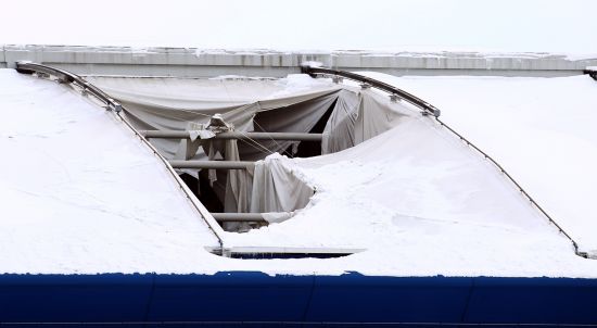下雪导致彩钢房塌了图片