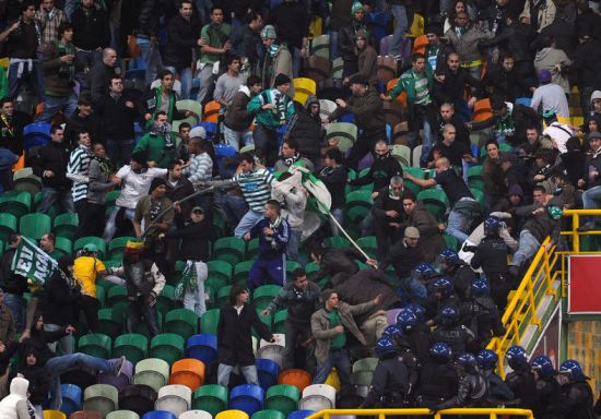 图文葡萄牙国家德比引发球迷骚乱看台一片混乱