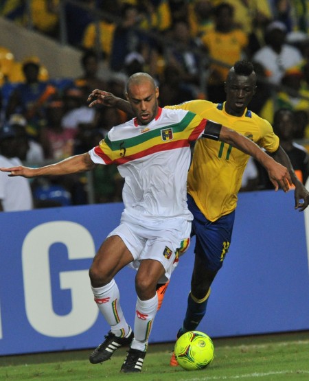 图文-非洲杯马里晋级四强 马里队球员比赛中拼抢_国际足球-五洲热报