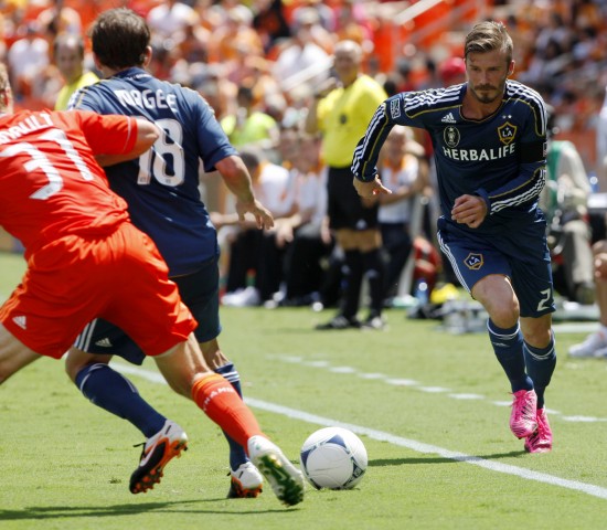 图文-洛杉矶银河负休斯顿迪纳摩 小贝罚任意球_国际足球-五洲热报