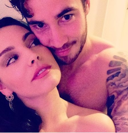 英艳星自曝卧室密照 与男友半裸缠绕搂抱秀恩爱(图)