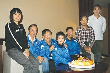 智运会赛场庆生日 祝象棋特级大师胡荣华庆66岁