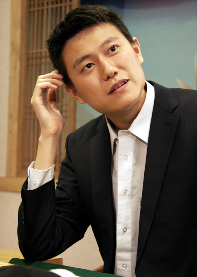 图文亚洲杯决赛现场聚焦赛后孔杰露出轻松笑容