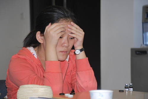 谢少博聚精会神新浪体育讯 北京时间9月2日,第7届建桥杯中国女子围棋