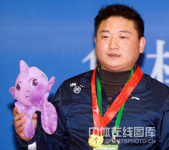 图文智运会象棋男子快棋赛颁奖冠军谢业枧领奖